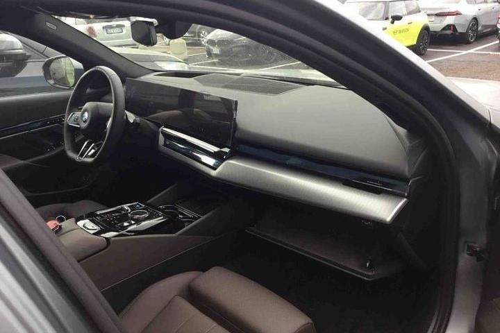 Grå BMW i5 fra 2024