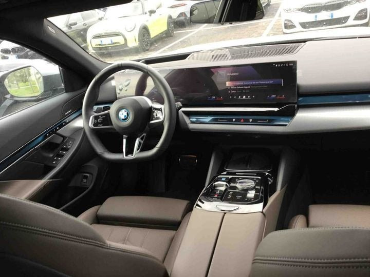 Grå BMW i5 fra 2024