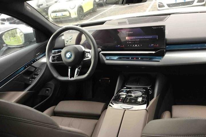 Grå BMW i5 fra 2024