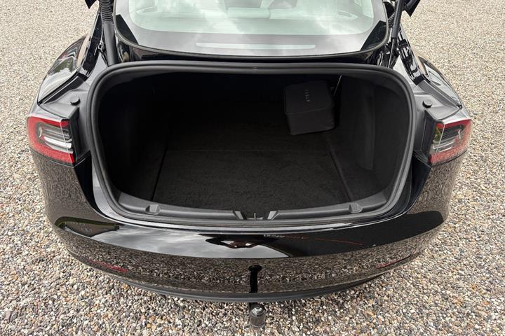 Sort Tesla Model 3 fra 2023