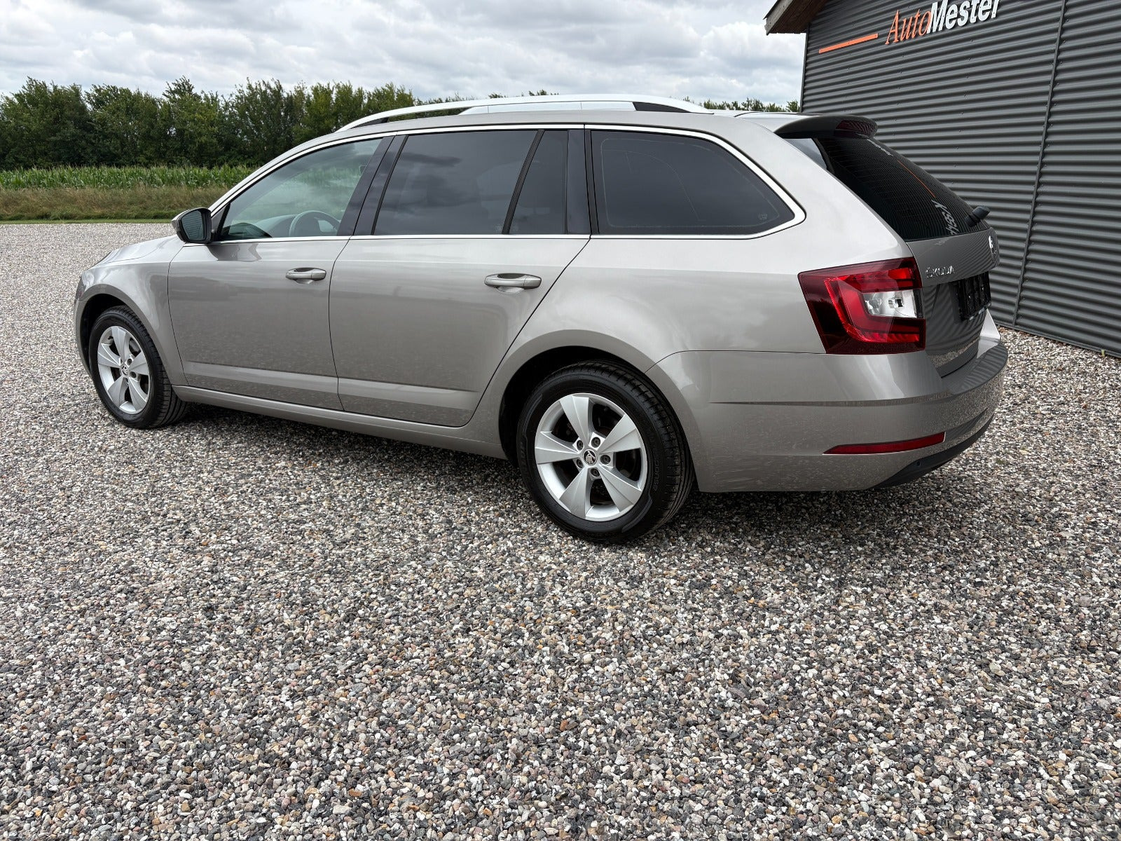 Orange Skoda Octavia fra 2018