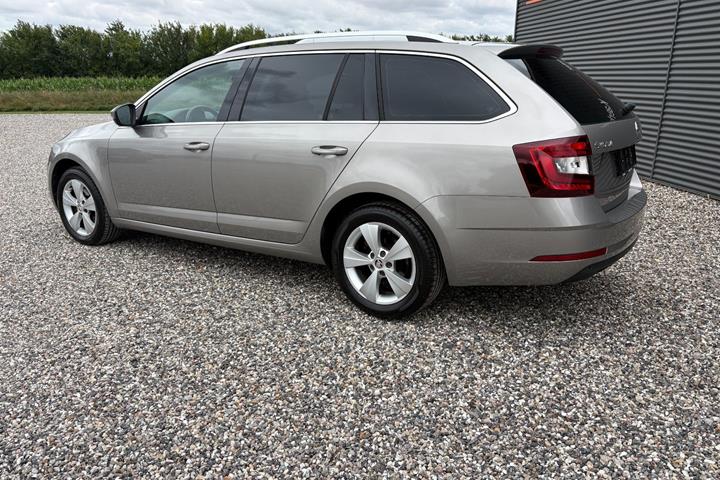 Orange Skoda Octavia fra 2018
