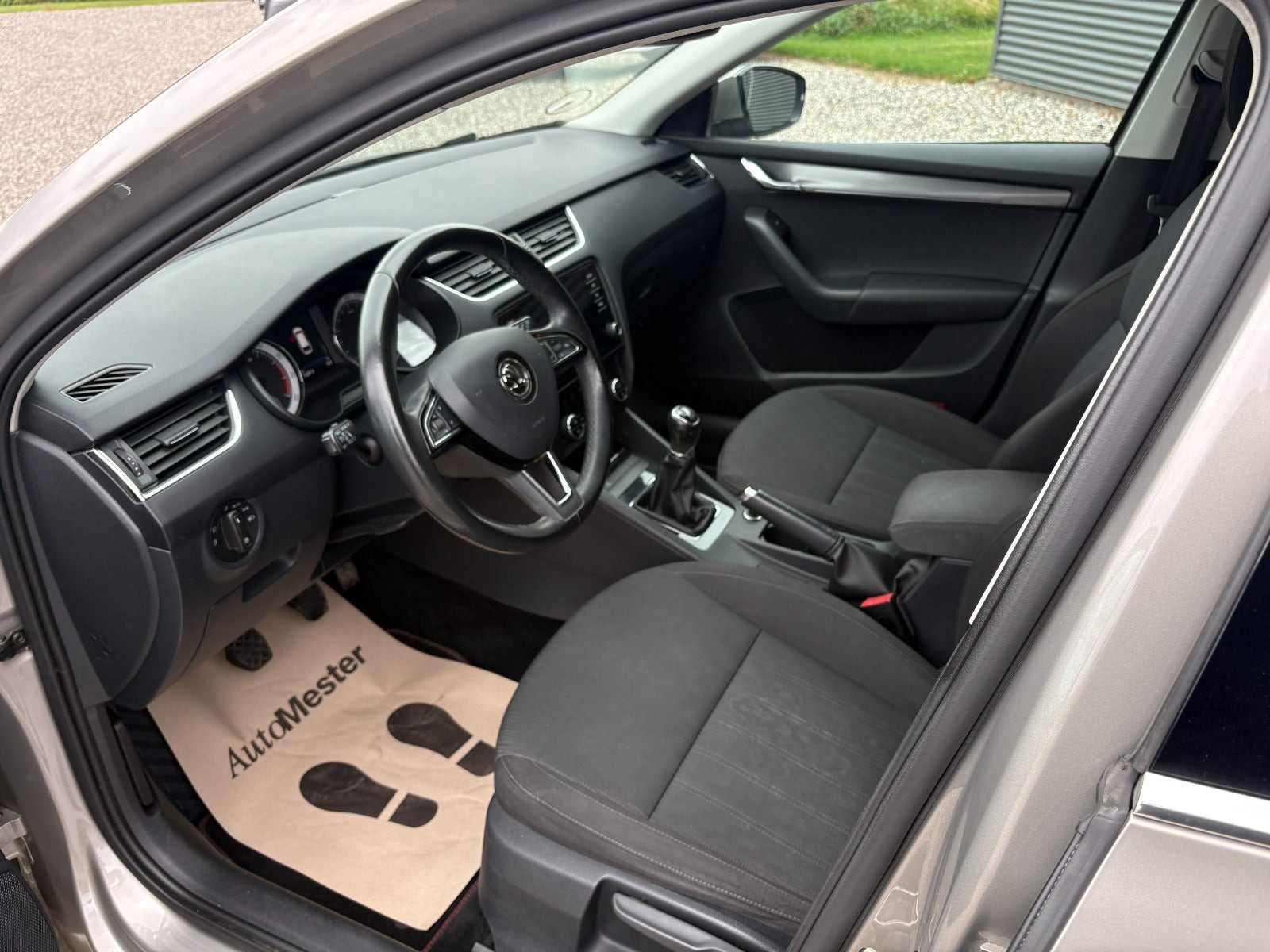 Orange Skoda Octavia fra 2018