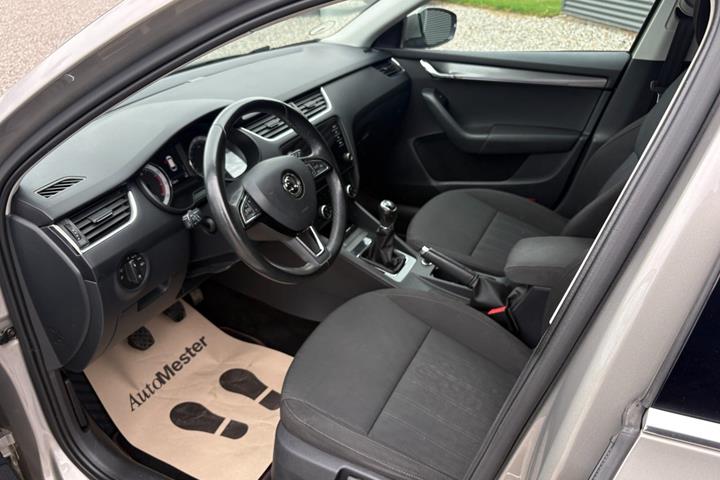 Orange Skoda Octavia fra 2018