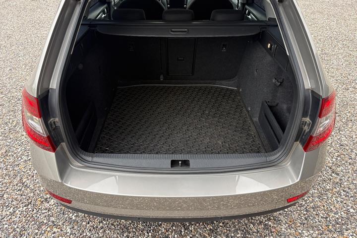 Orange Skoda Octavia fra 2018