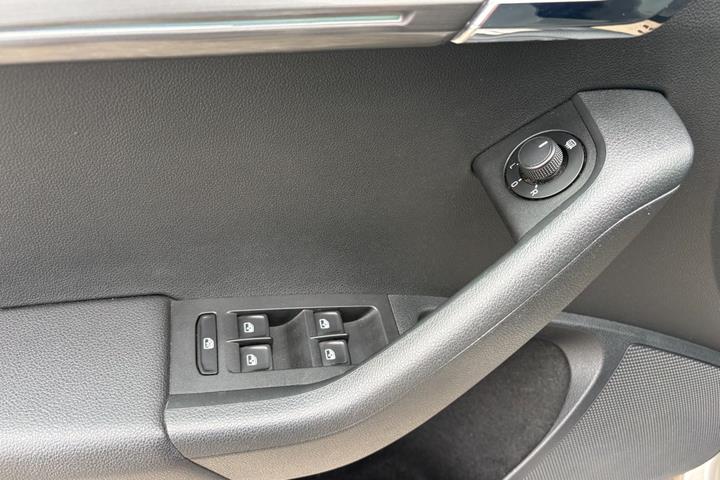 Orange Skoda Octavia fra 2018