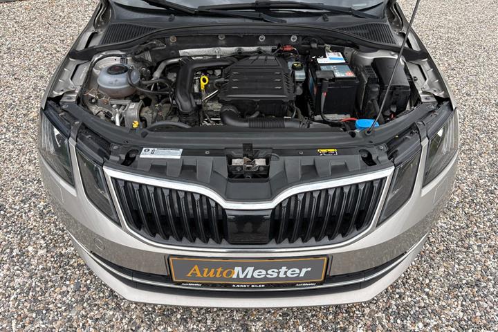Orange Skoda Octavia fra 2018