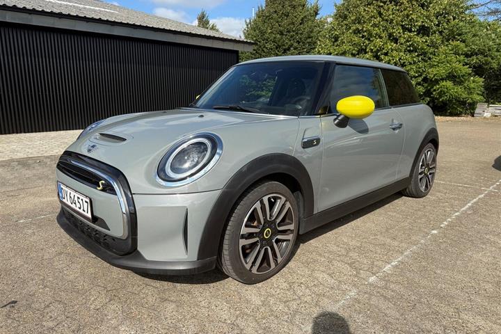 Sølv Mini Cooper SE fra 2022 set udefra