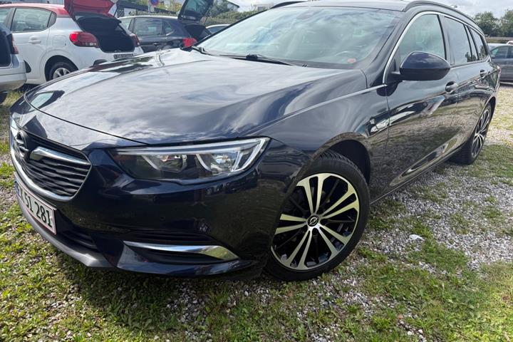 Blå Opel Insignia fra 2018