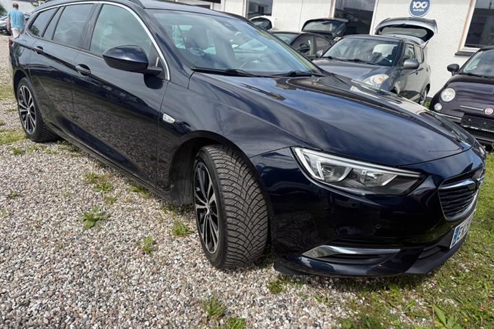 Blå Opel Insignia fra 2018