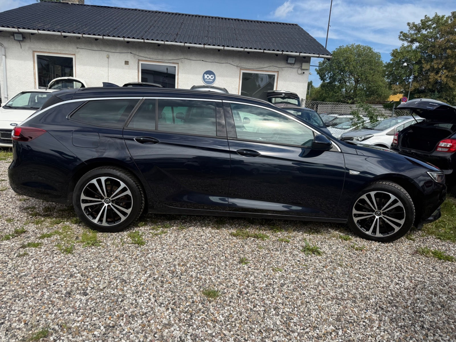 Blå Opel Insignia fra 2018