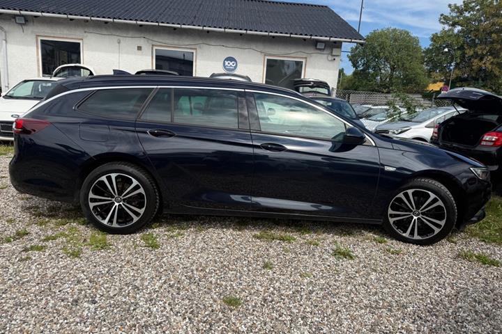 Blå Opel Insignia fra 2018