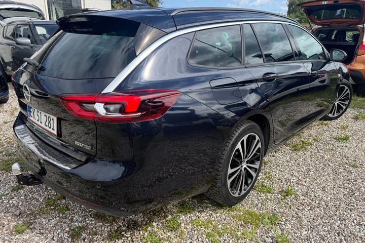 Blå Opel Insignia fra 2018