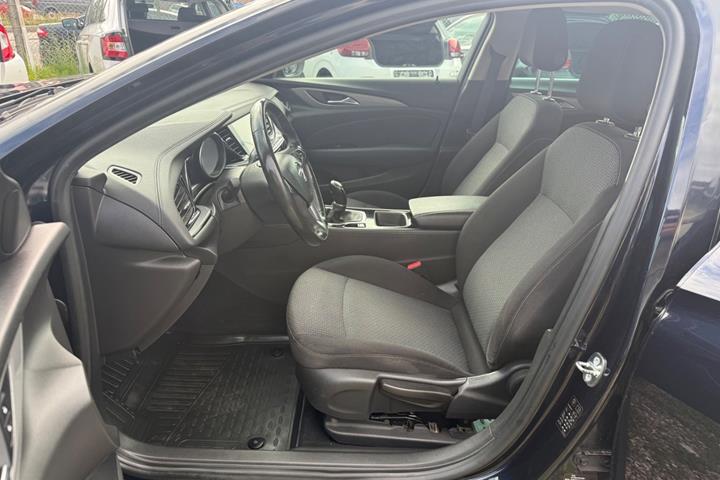Blå Opel Insignia fra 2018
