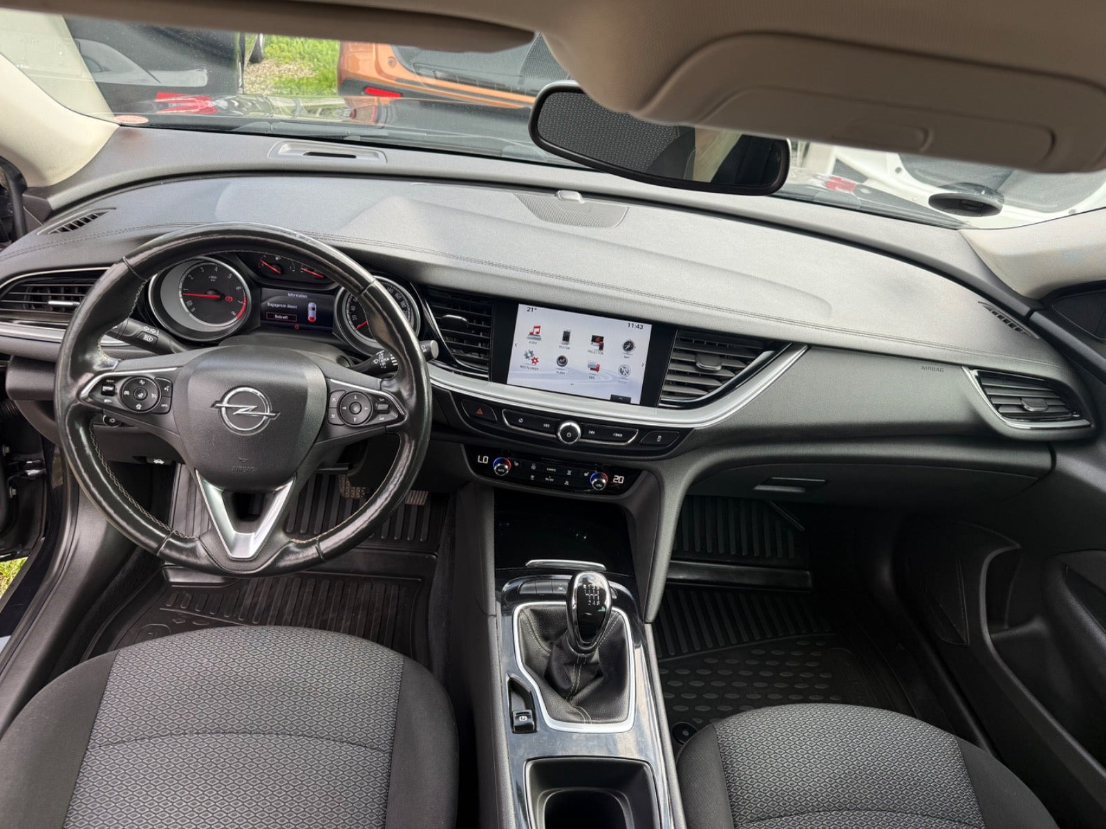 Blå Opel Insignia fra 2018