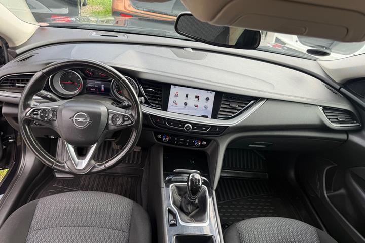 Blå Opel Insignia fra 2018