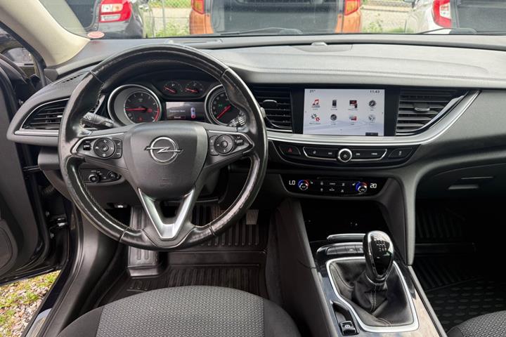 Blå Opel Insignia fra 2018
