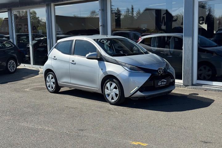 Sølv Toyota Aygo fra 2015
