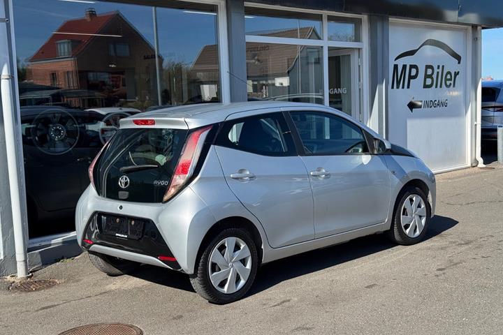 Sølv Toyota Aygo fra 2015