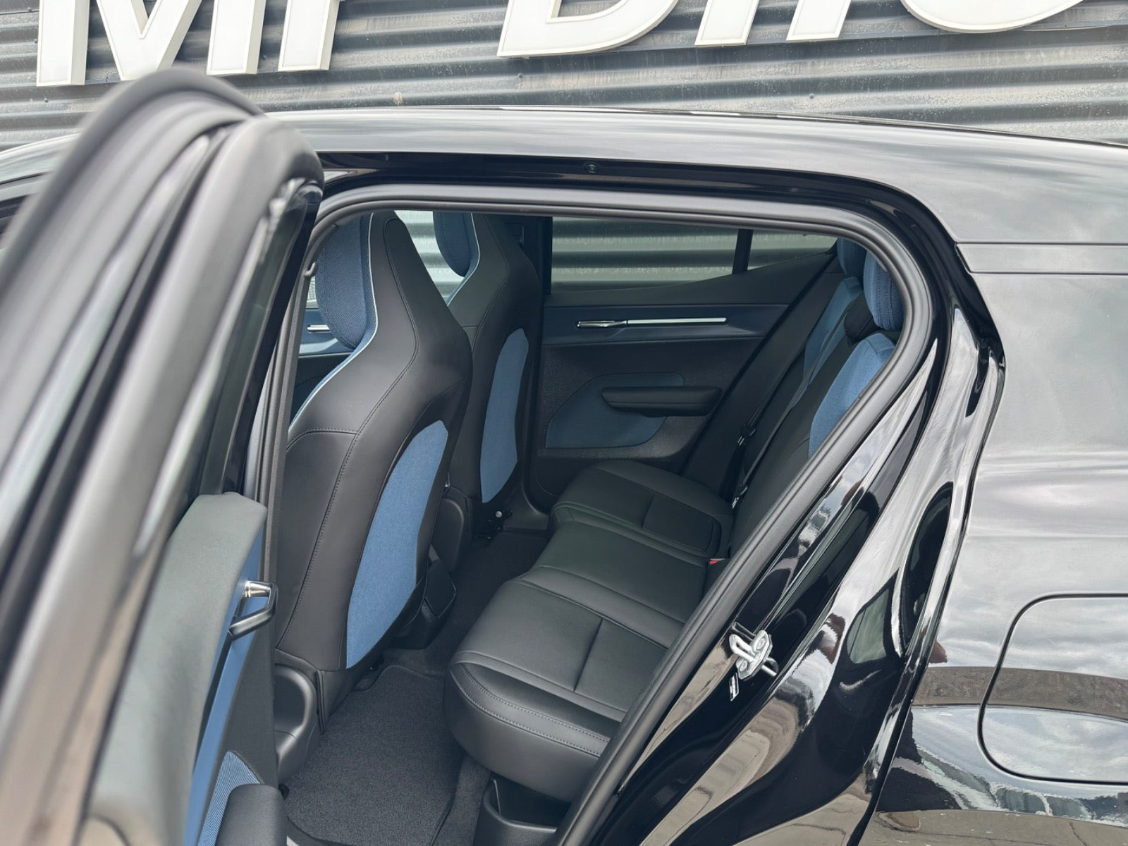 Sort Volvo EX30 fra 2025