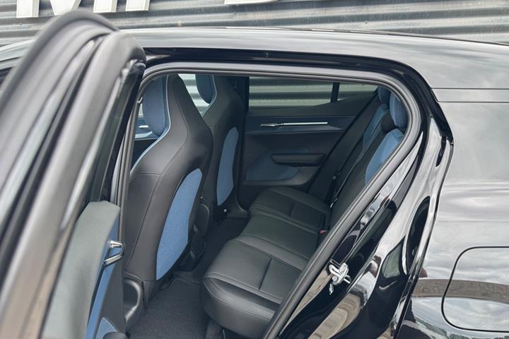 Sort Volvo EX30 fra 2025