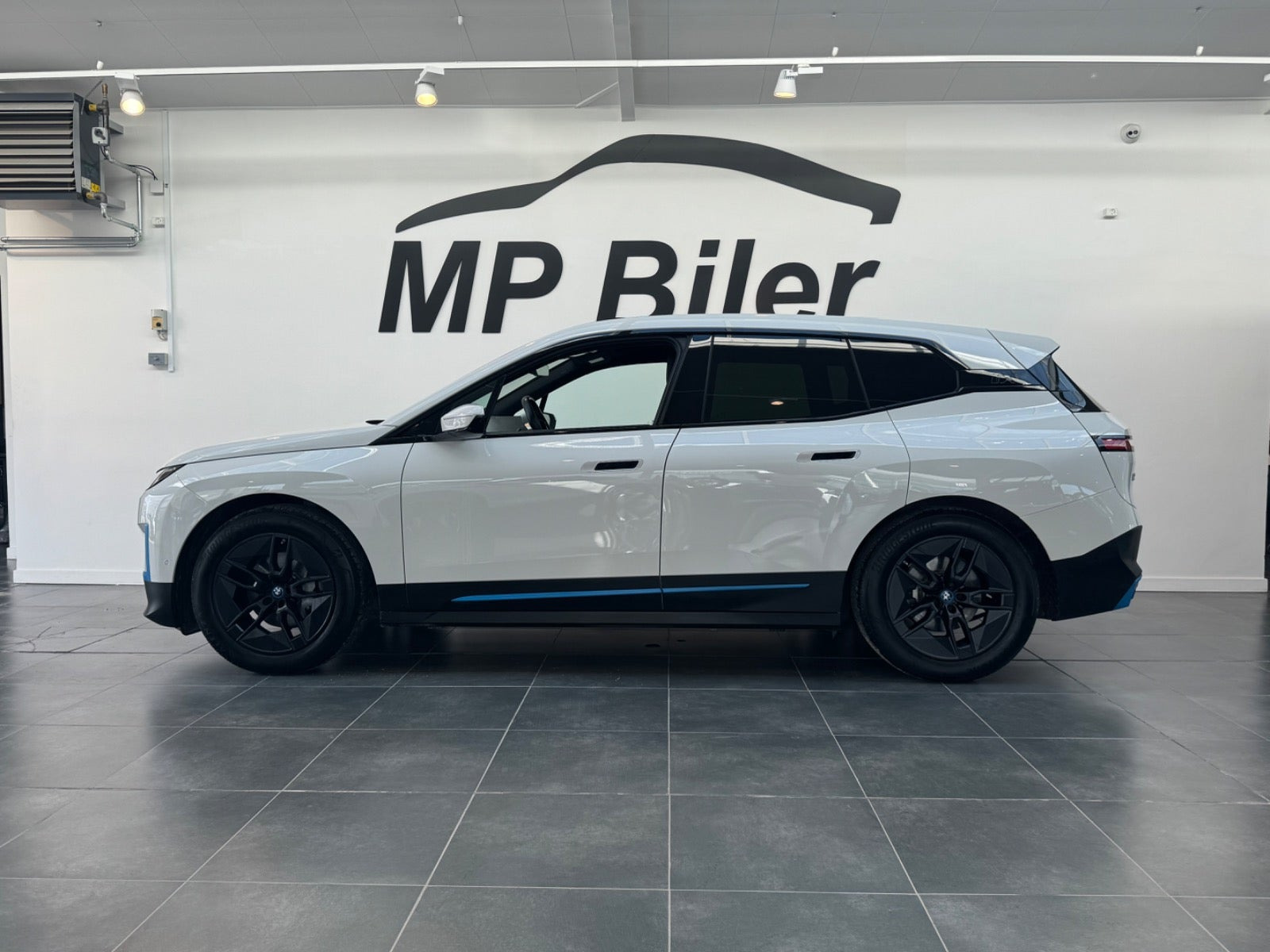 Hvid BMW iX fra 2022