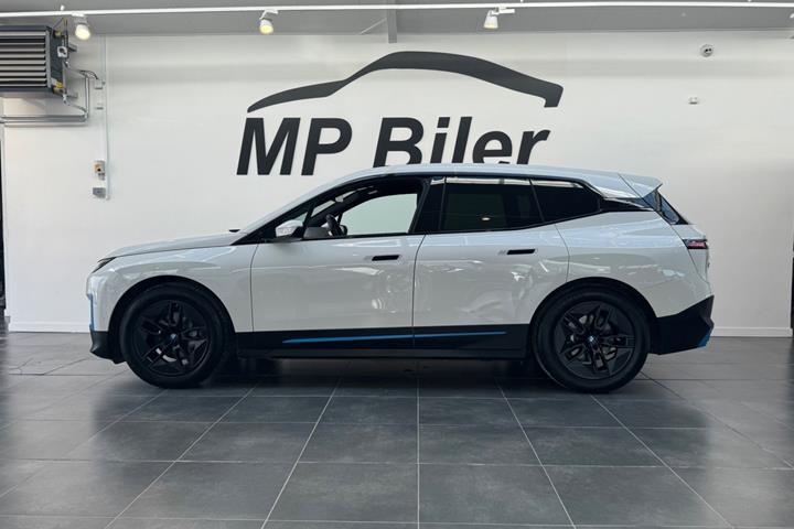 Hvid BMW iX fra 2022