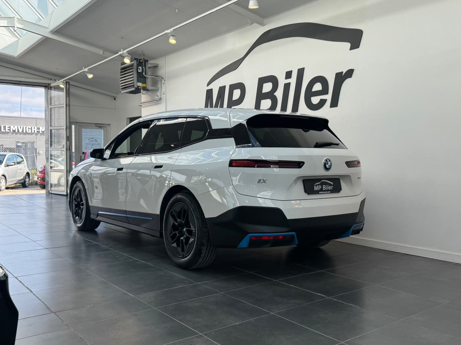 Hvid BMW iX fra 2022