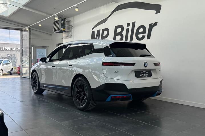 Hvid BMW iX fra 2022
