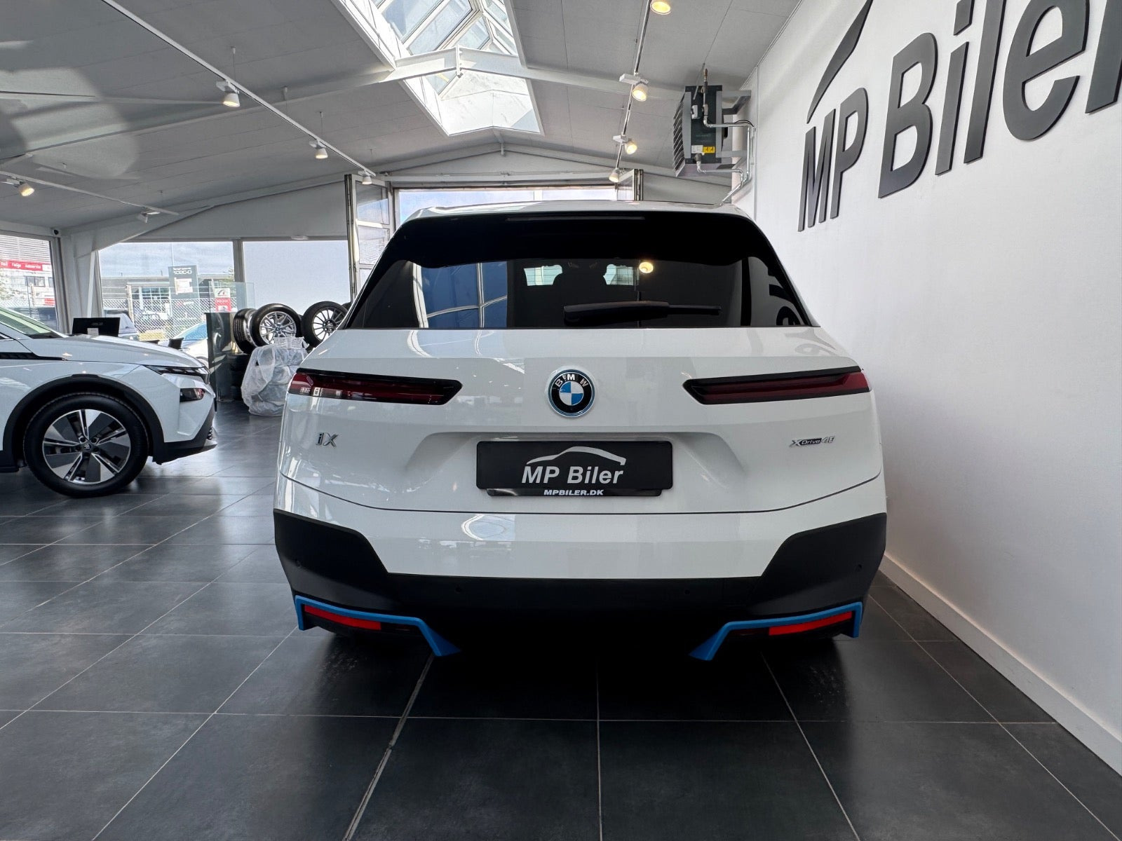 Hvid BMW iX fra 2022