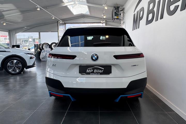 Hvid BMW iX fra 2022