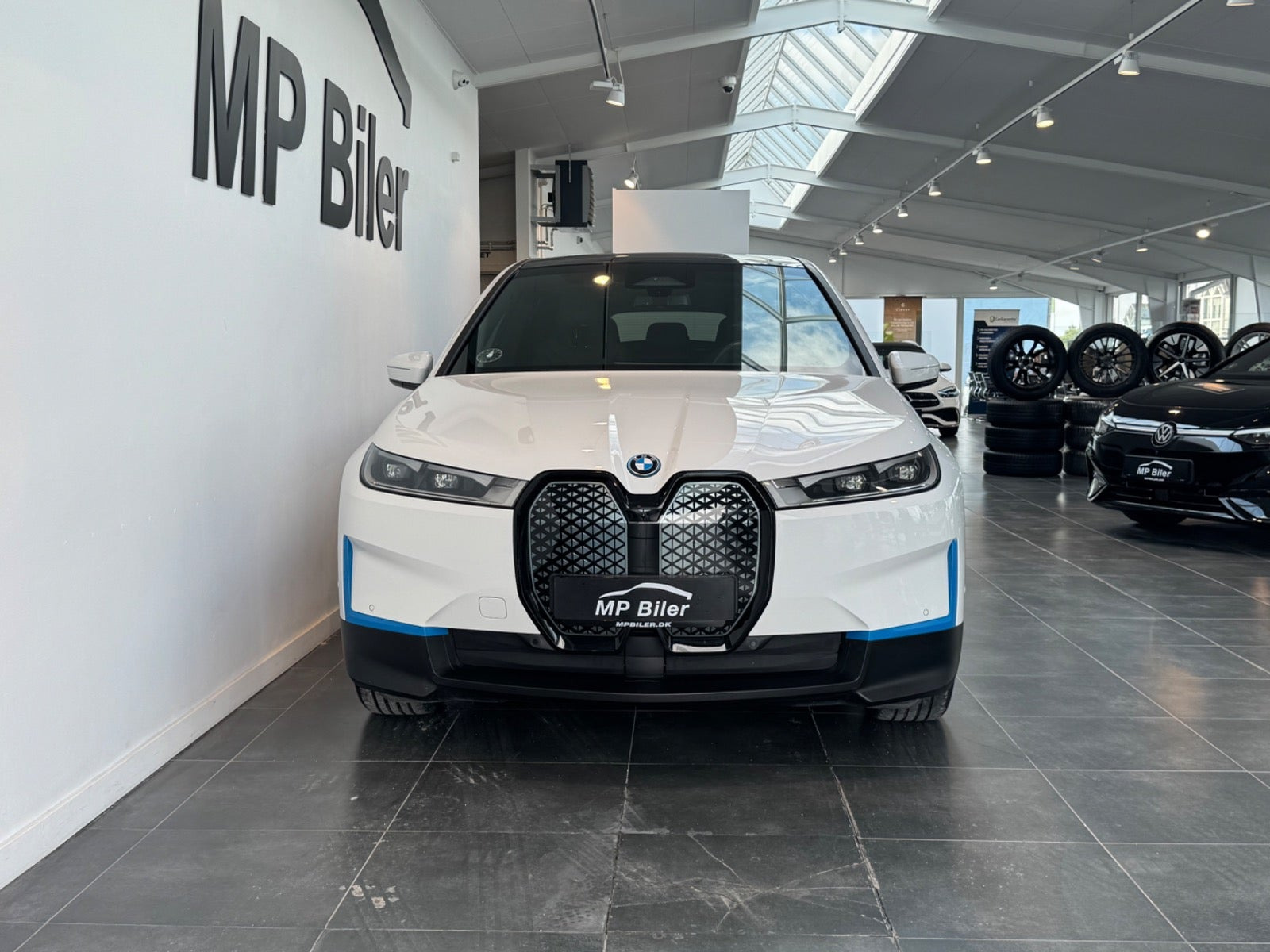 Hvid BMW iX fra 2022