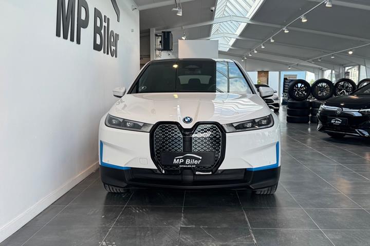 Hvid BMW iX fra 2022