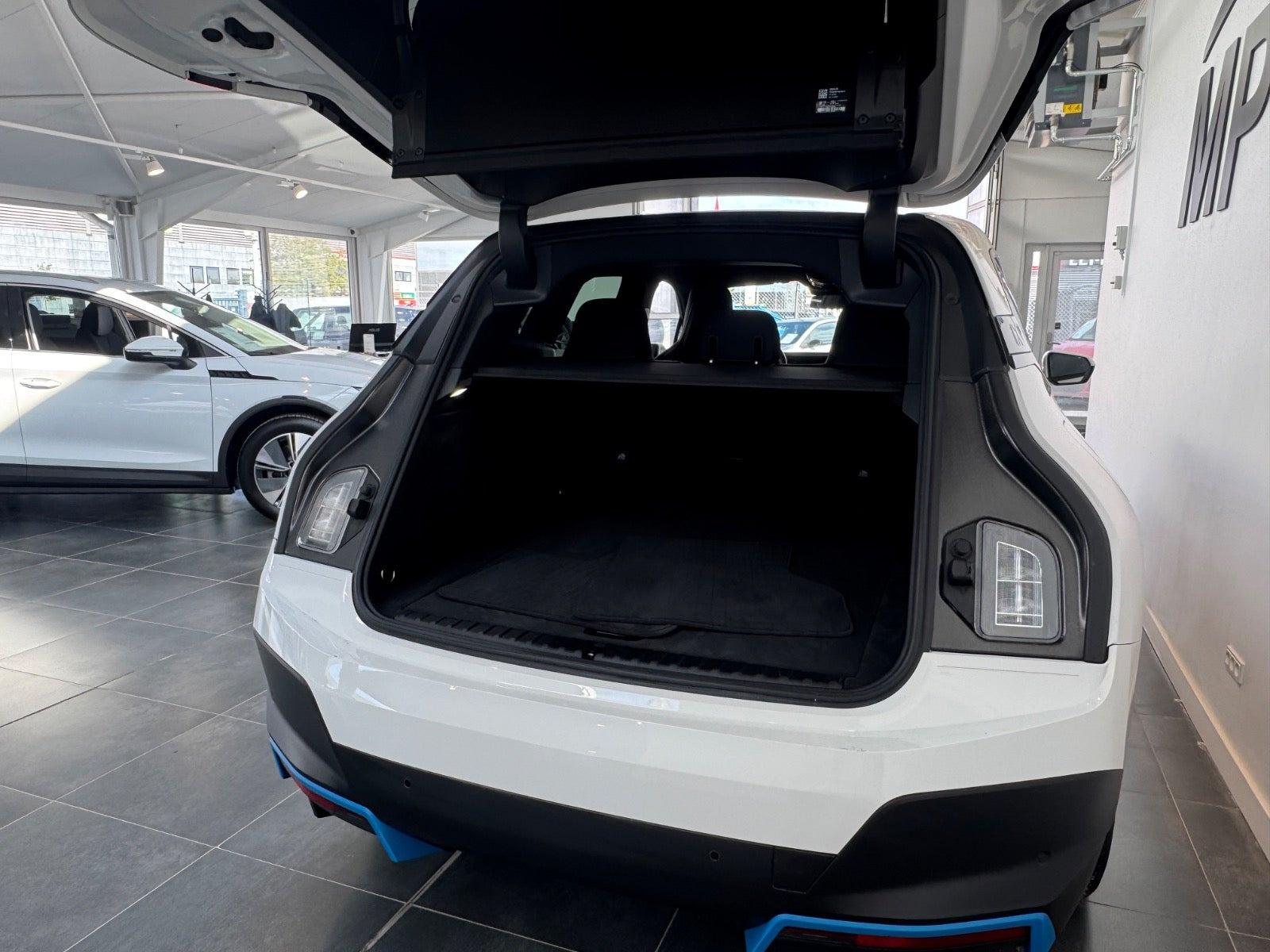 Hvid BMW iX fra 2022