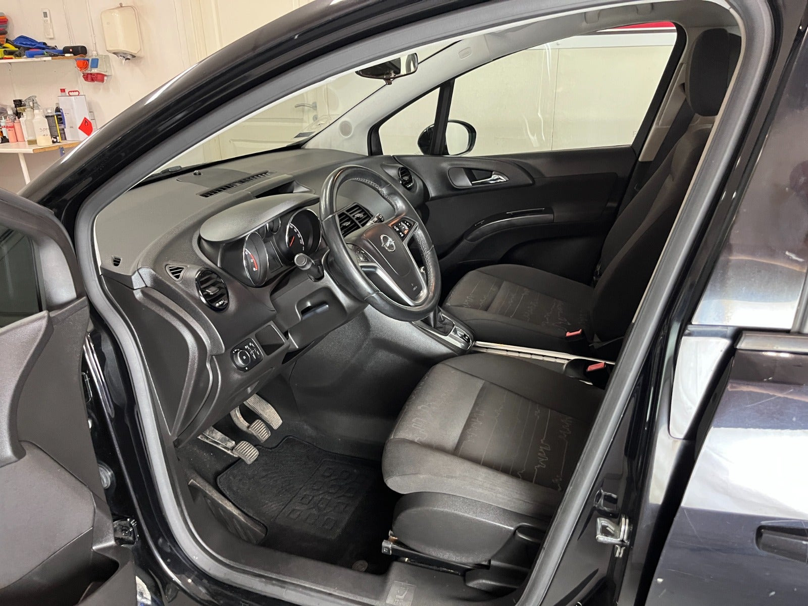 Sort Opel Meriva fra 2012