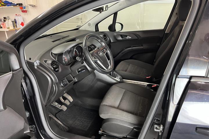 Sort Opel Meriva fra 2012