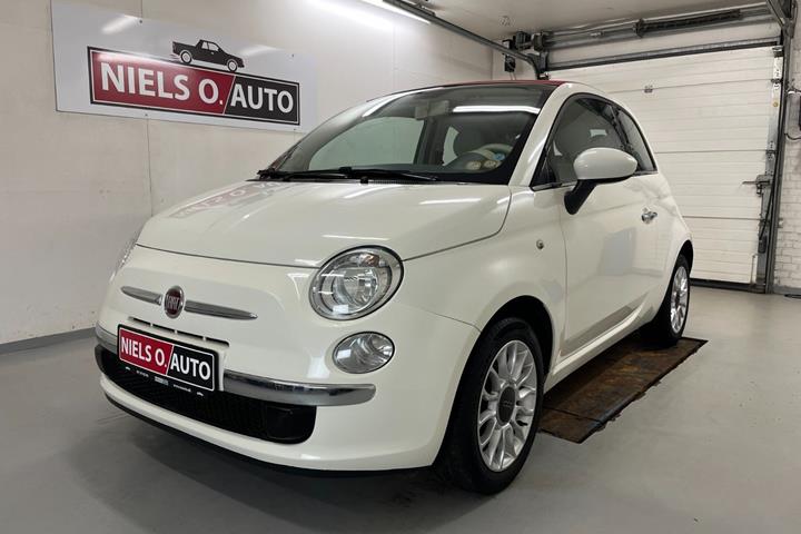 Hvid Fiat 500C fra 2011 set udefra