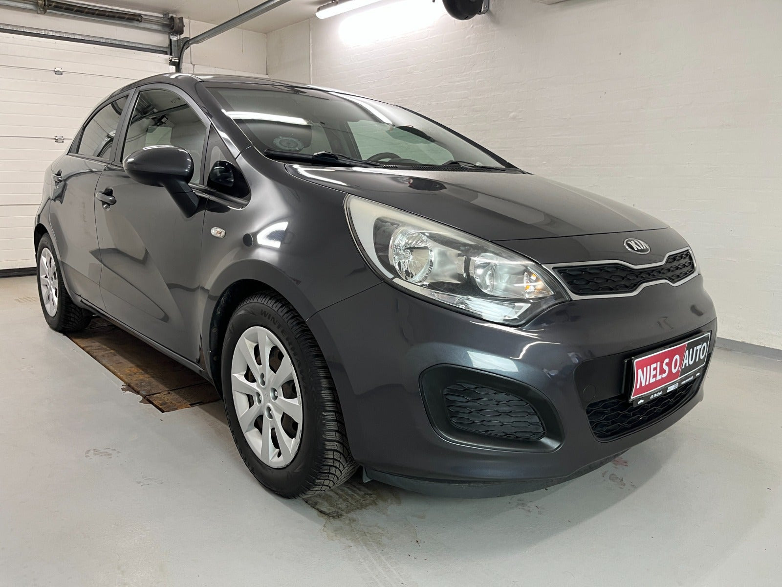 Grå Kia Rio fra 2015