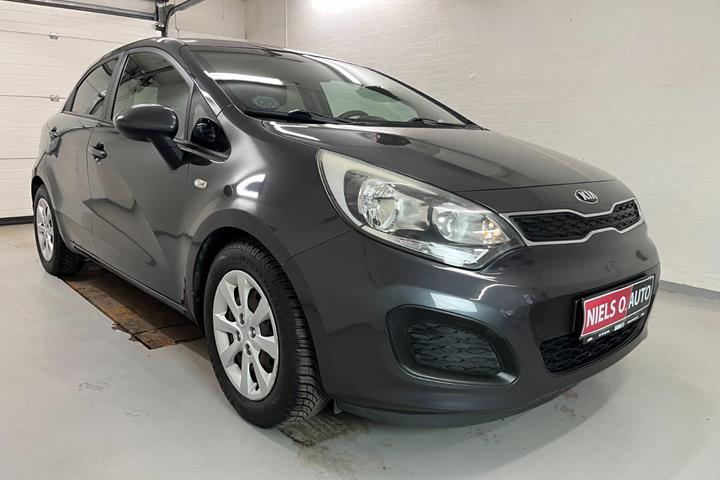 Grå Kia Rio fra 2015