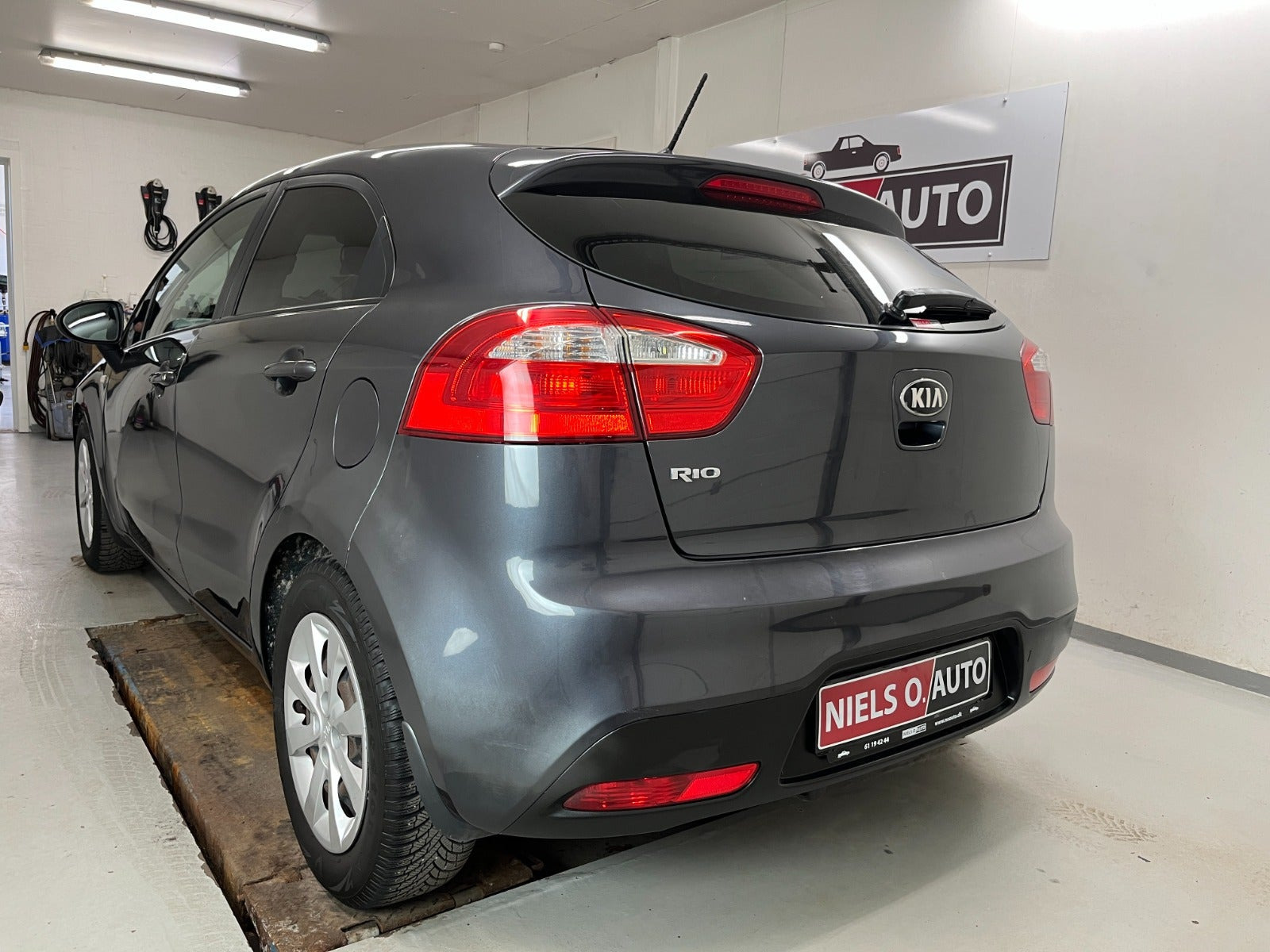 Grå Kia Rio fra 2015