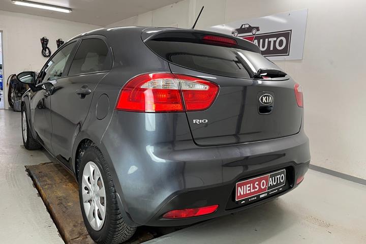 Grå Kia Rio fra 2015