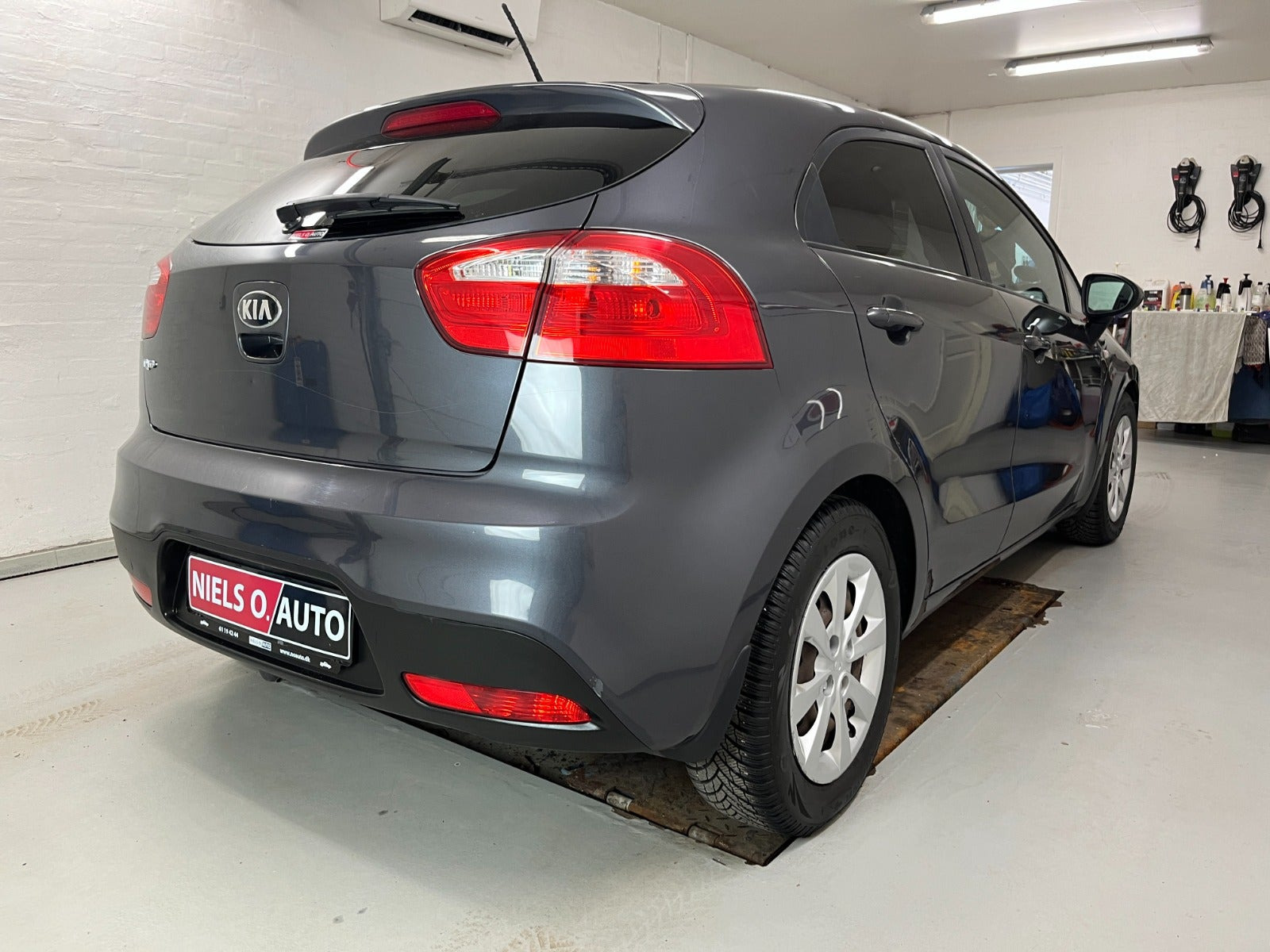 Grå Kia Rio fra 2015