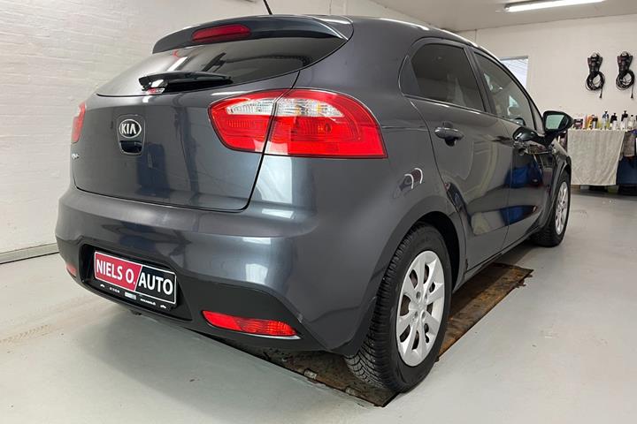 Grå Kia Rio fra 2015