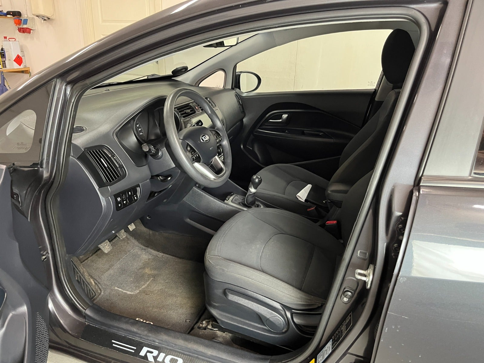 Grå Kia Rio fra 2015