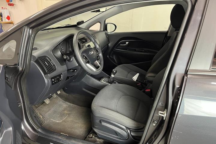 Grå Kia Rio fra 2015