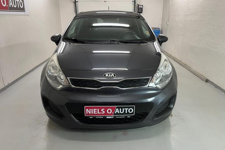 Grå Kia Rio fra 2015