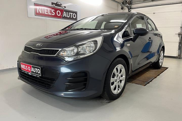 Blå Kia Rio fra 2016 set udefra