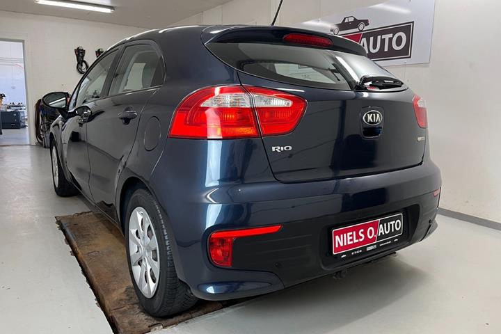 Blå Kia Rio fra 2016