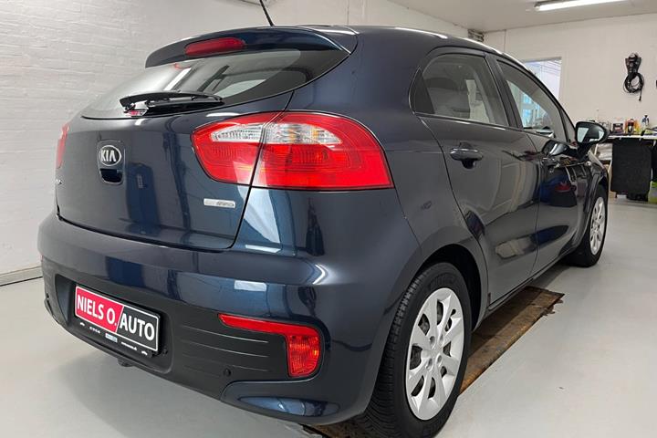 Blå Kia Rio fra 2016