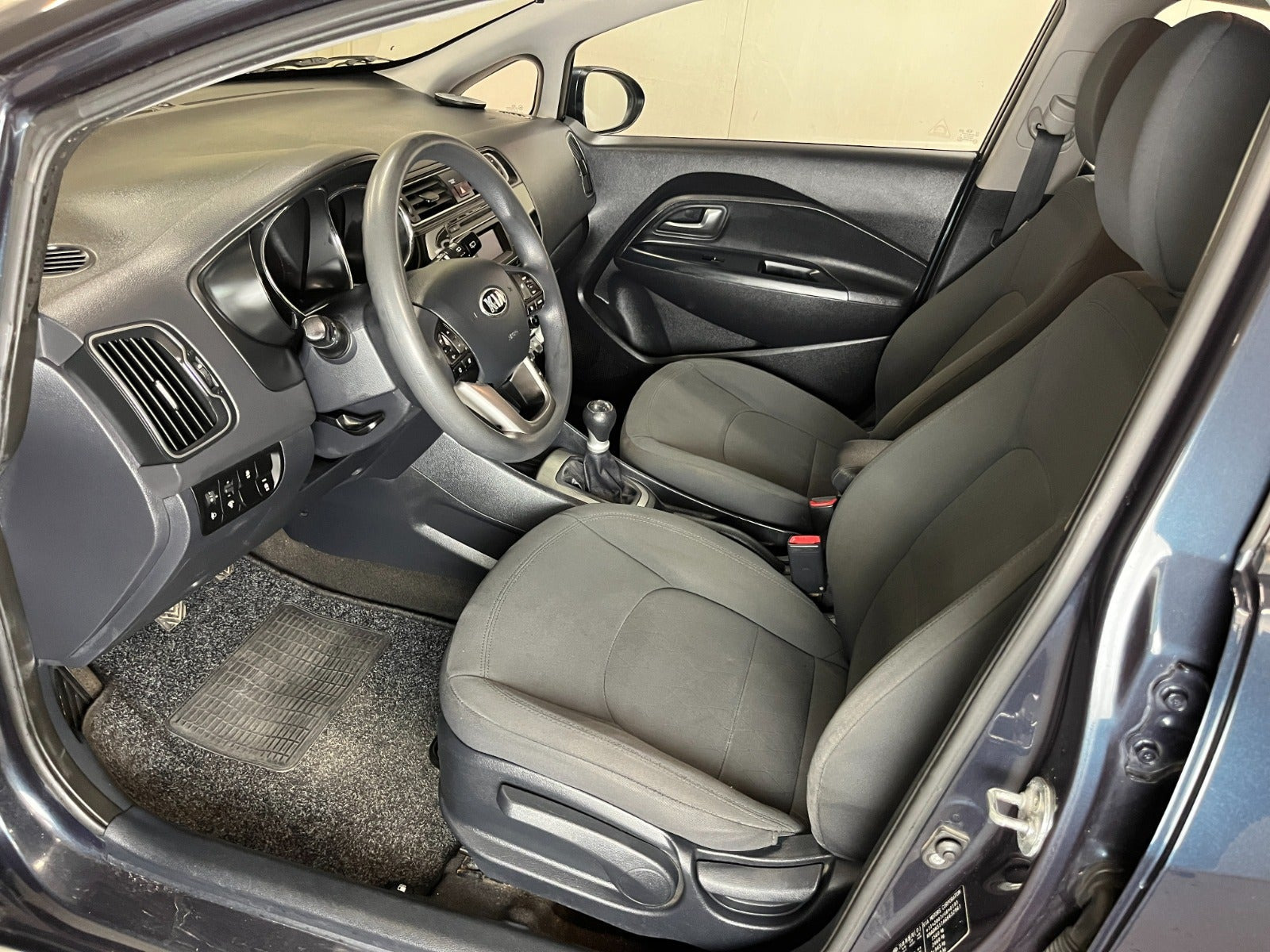 Blå Kia Rio fra 2016